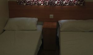 Bungalow Alicante habitación con doble cama camping Puzol